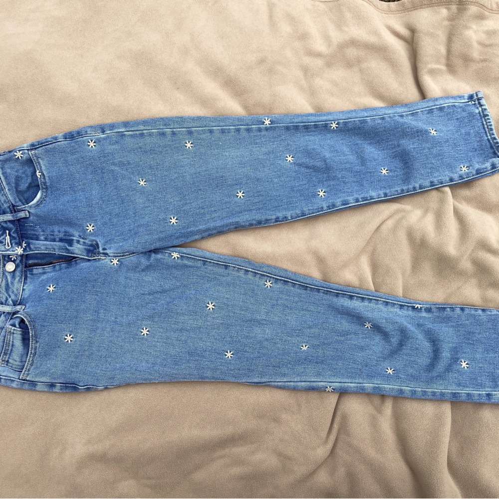 Pacsun light wash medium wash denim daisy embroidered mom jean